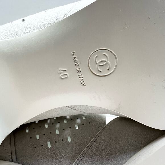 CHANEL Interlocking CC Logo Perforated Ankle Suede Boots EU 40 US 10 White Heels - Picture 12 of 13